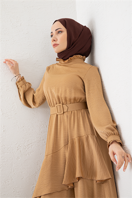 2022 Tesettür Elbise Modelleri | Eteği Volanlı Saten  Elbise CamelEteği Volanlı Saten  Elbise Camel